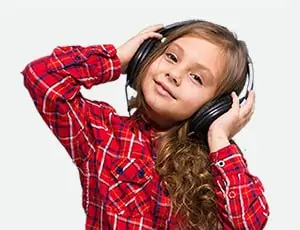 ילדה שומעת מוסיקה עם אוזניות